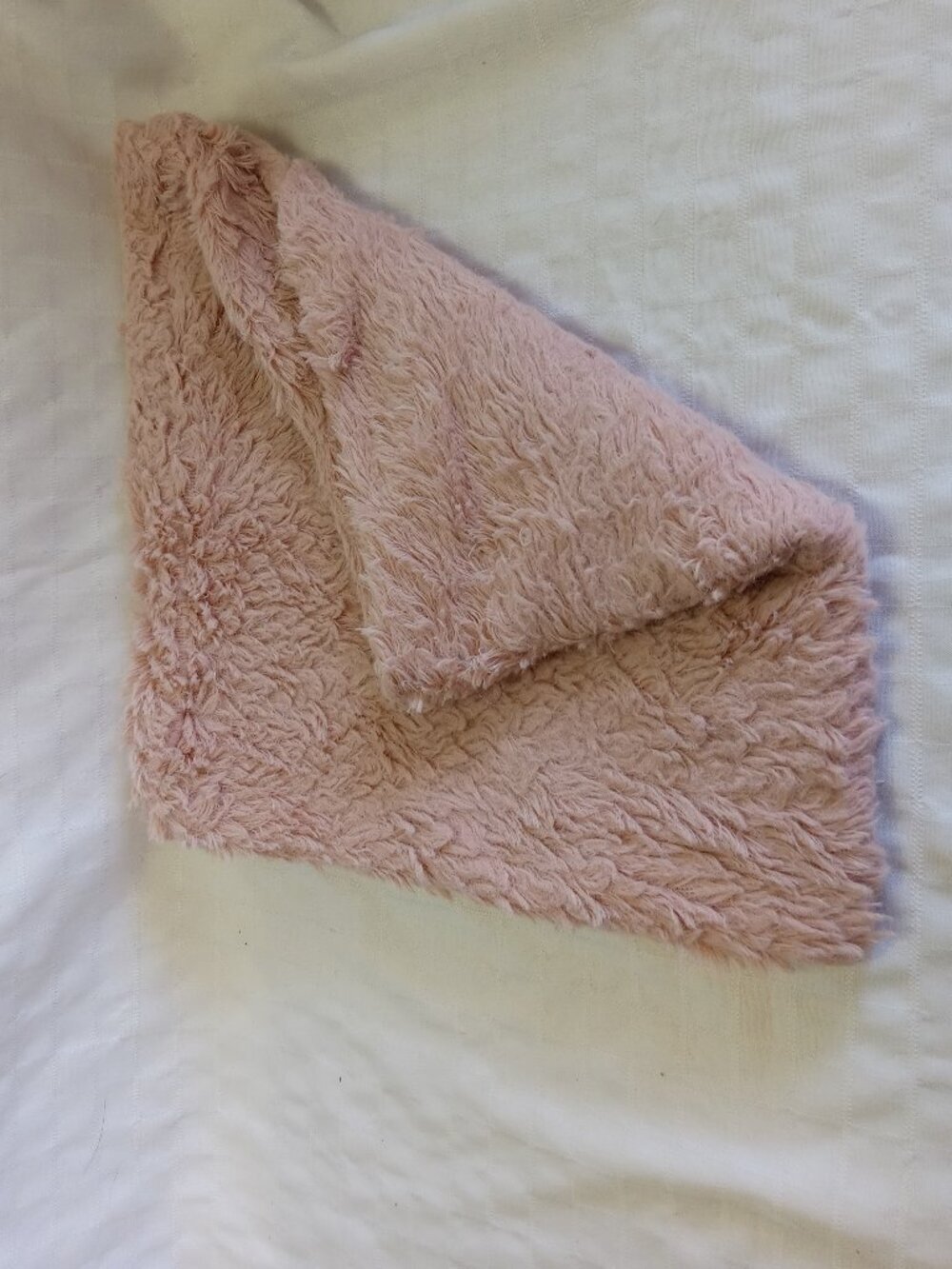 Chic and very soft neck warmer in a old pink color 100% polyester faux fur